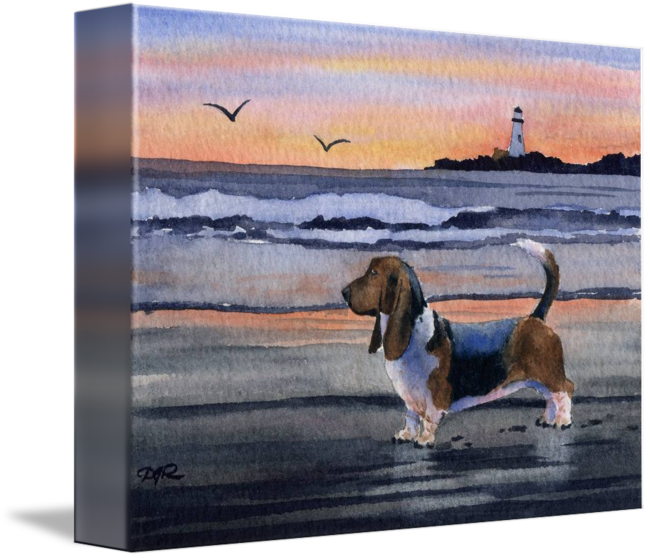 巴賽特獵犬海灘日落 壁紙 — 一幅水彩畫，描繪一隻巴吉度獵犬站在日落時分的海灘上，背景有海浪、燈塔和海鷗。