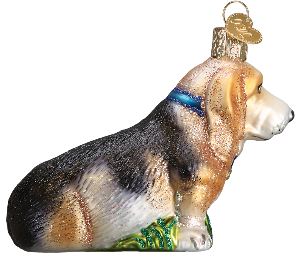 巴賽特獵犬聖誕裝飾品 壁紙 — 一個閃閃發光的玻璃裝飾品，形狀像一隻戴著藍色項圈、坐在綠色草地上、背景為黑色的比格犬。