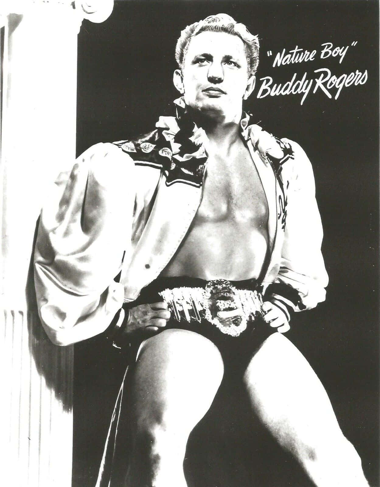 摔角手Buddy Rogers在復古照片中手持冠軍腰帶。