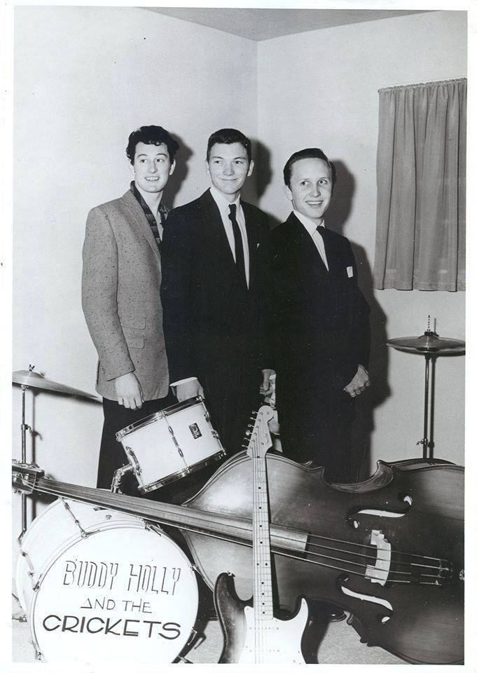 Buddy Holly and the Crickets 樂隊照片，房間內有樂器