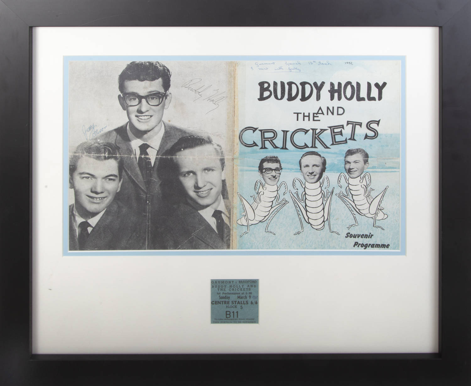 裱框1950年代Buddy Holly和The Crickets紀念節目，附照片和卡通插圖。