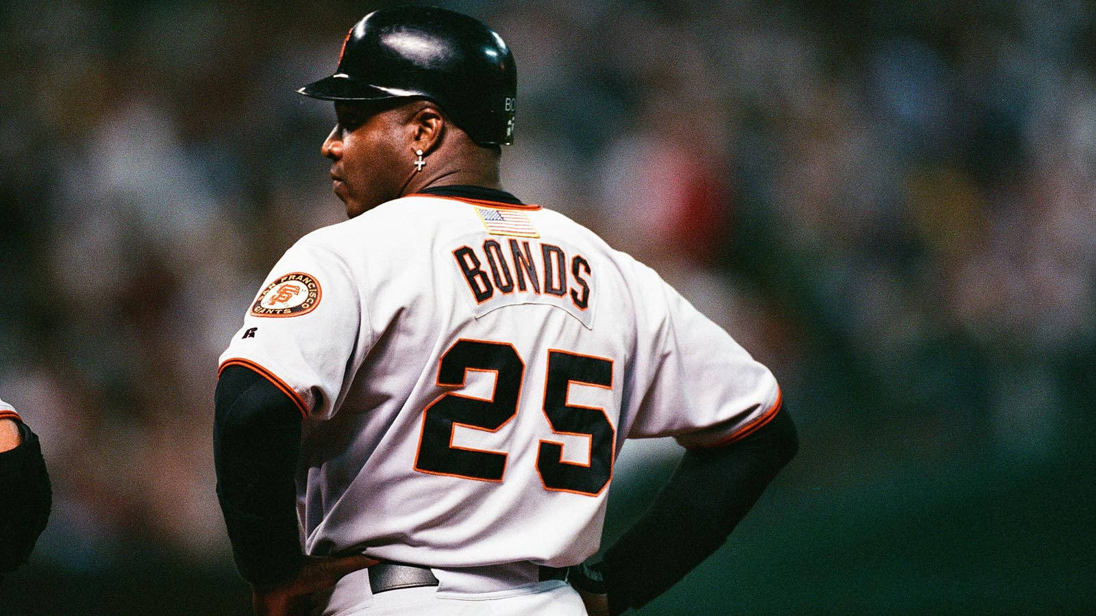 棒球手Barry Bonds身穿巨人隊25號球衣，夜間站在球場上。