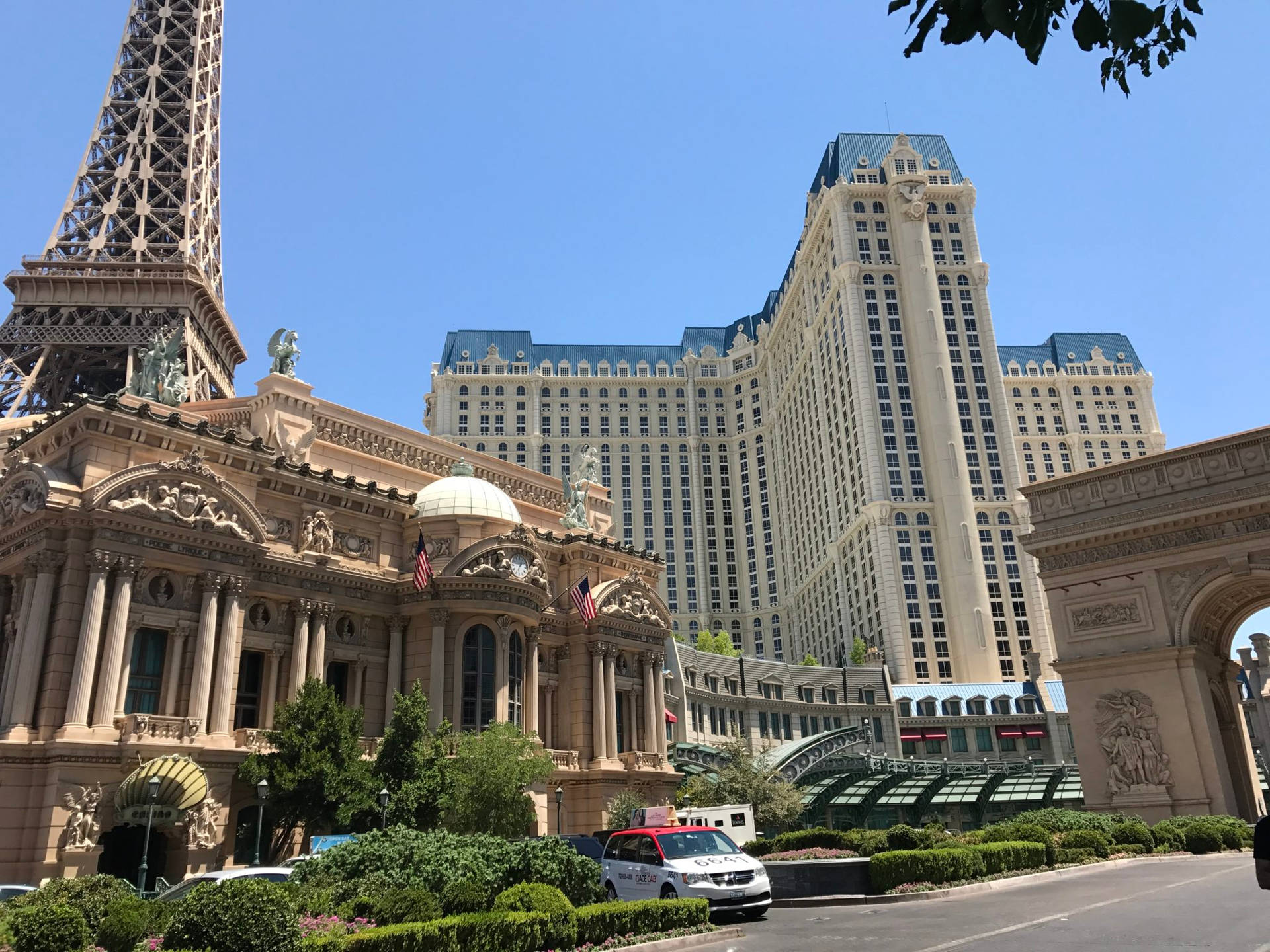 拉斯維加斯酒店，設有艾菲爾鐵塔複製品和賭場，天空湛藍。