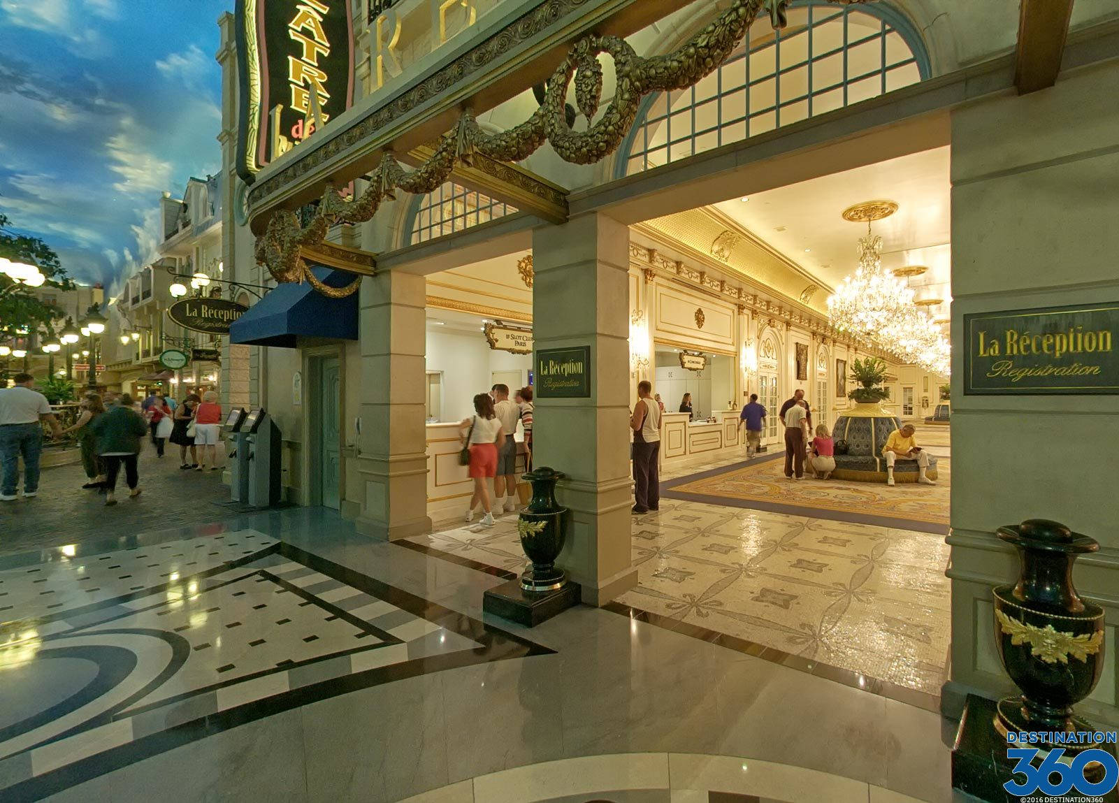 宏偉酒店大堂，黃昏天空下在前台的客人。