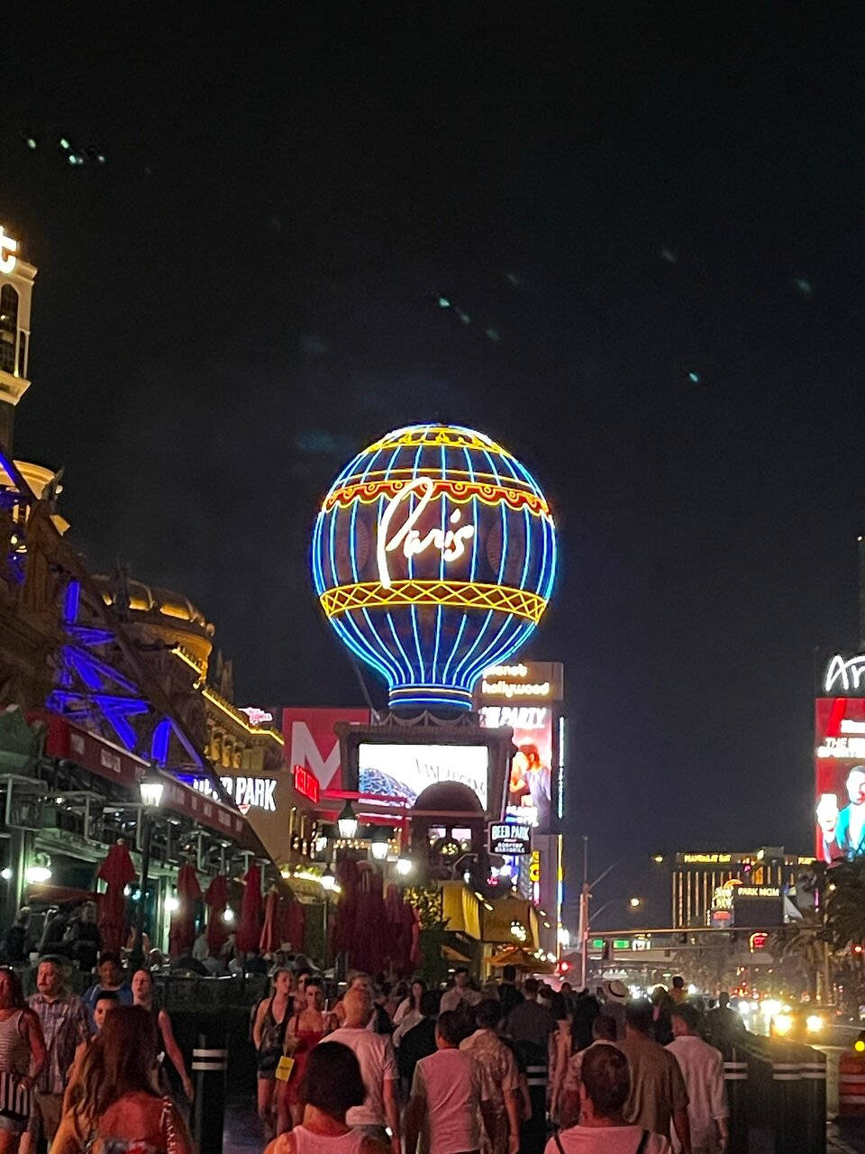 拉斯維加斯街道夜景，發光的巴黎酒店招牌和人群。