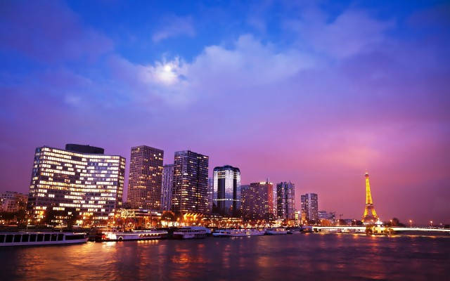 巴黎夜景，艾菲爾鐵塔和燈火通明的建築物倒映在塞納河中。