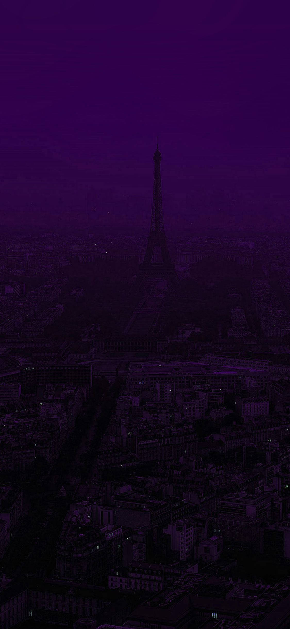Eiffel Tower 桌布 壁紙 — 巴黎夜景的鳥瞰圖，沐浴在深紫色燈光中，艾菲爾鐵塔高聳於城市景觀之上。