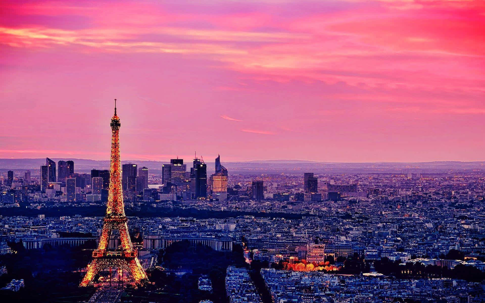 Eiffel Tower 桌布 壁紙 — 巴黎天際線在日落時分，艾菲爾鐵塔在充滿活力的粉紅色和紫色天空中閃耀。