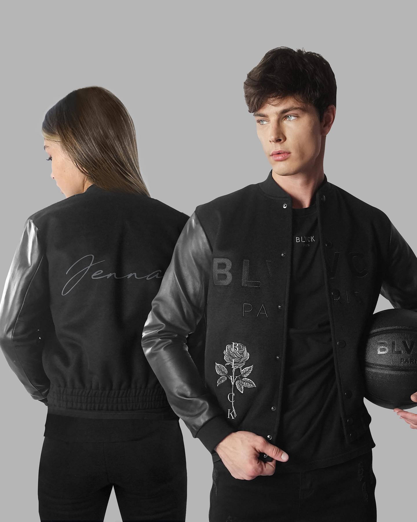 穿著黑色 bomber 外套的男子和女子拿著籃球。