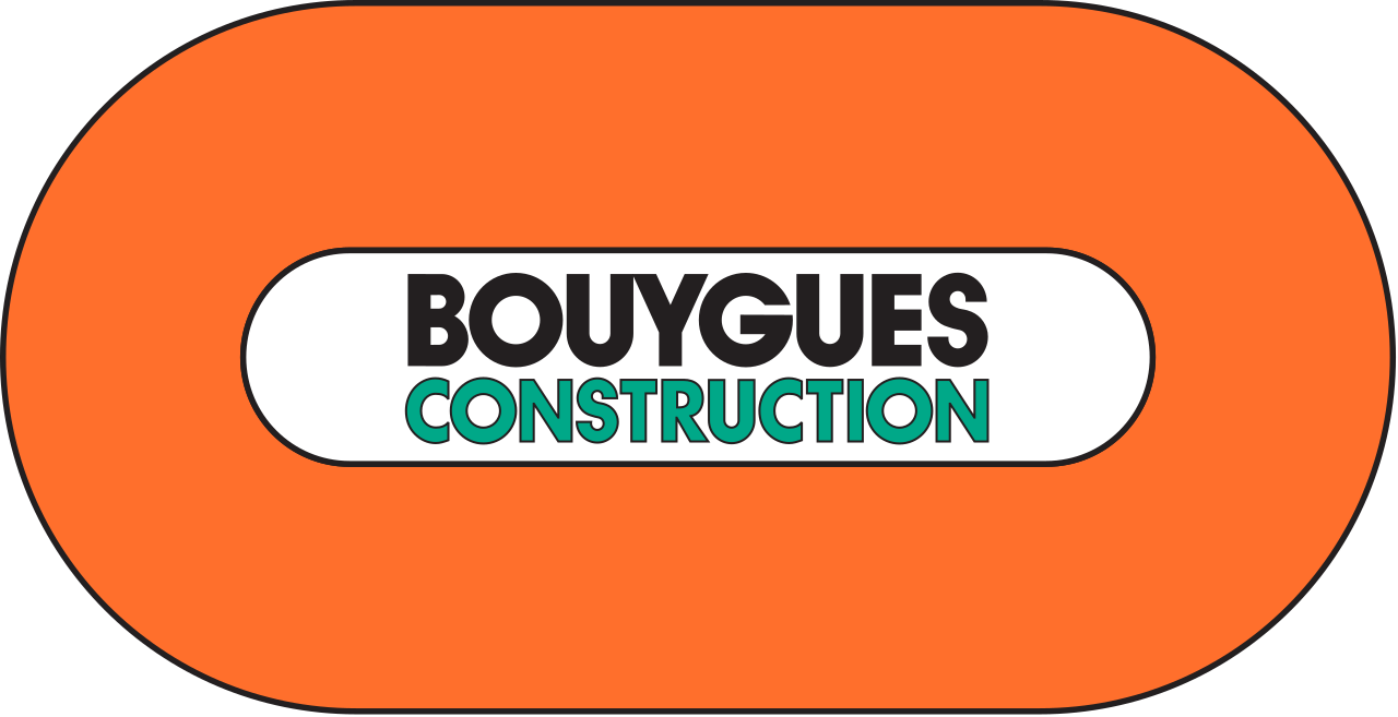 布依格建設標誌 壁紙 — 大膽的 Bouygues Construction 標誌，以黑色和藍綠色文字顯示在白色圓角條上，居中於充滿活力的橙色橢圓形內。