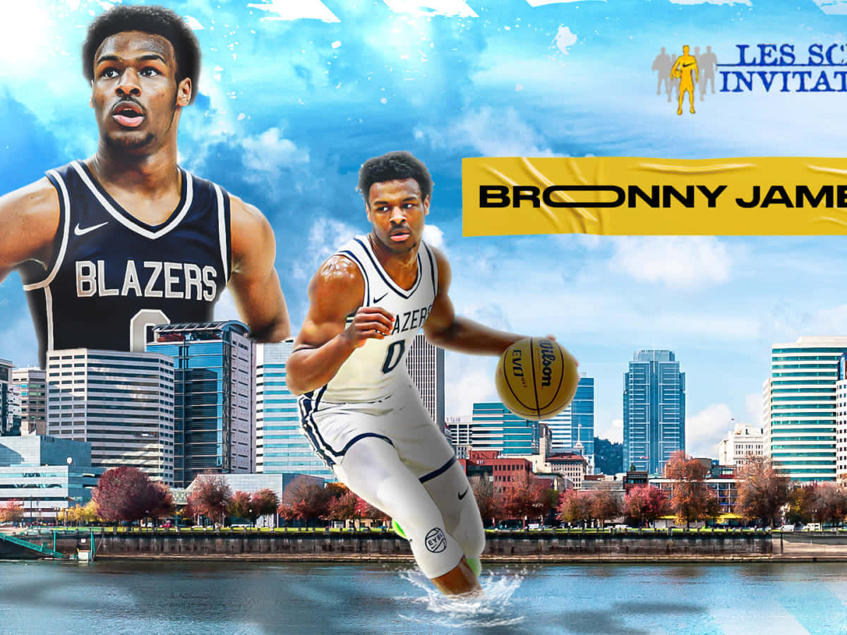 兩名身穿Blazers球衣的籃球運動員以城市天際線為背景，在水中運球。