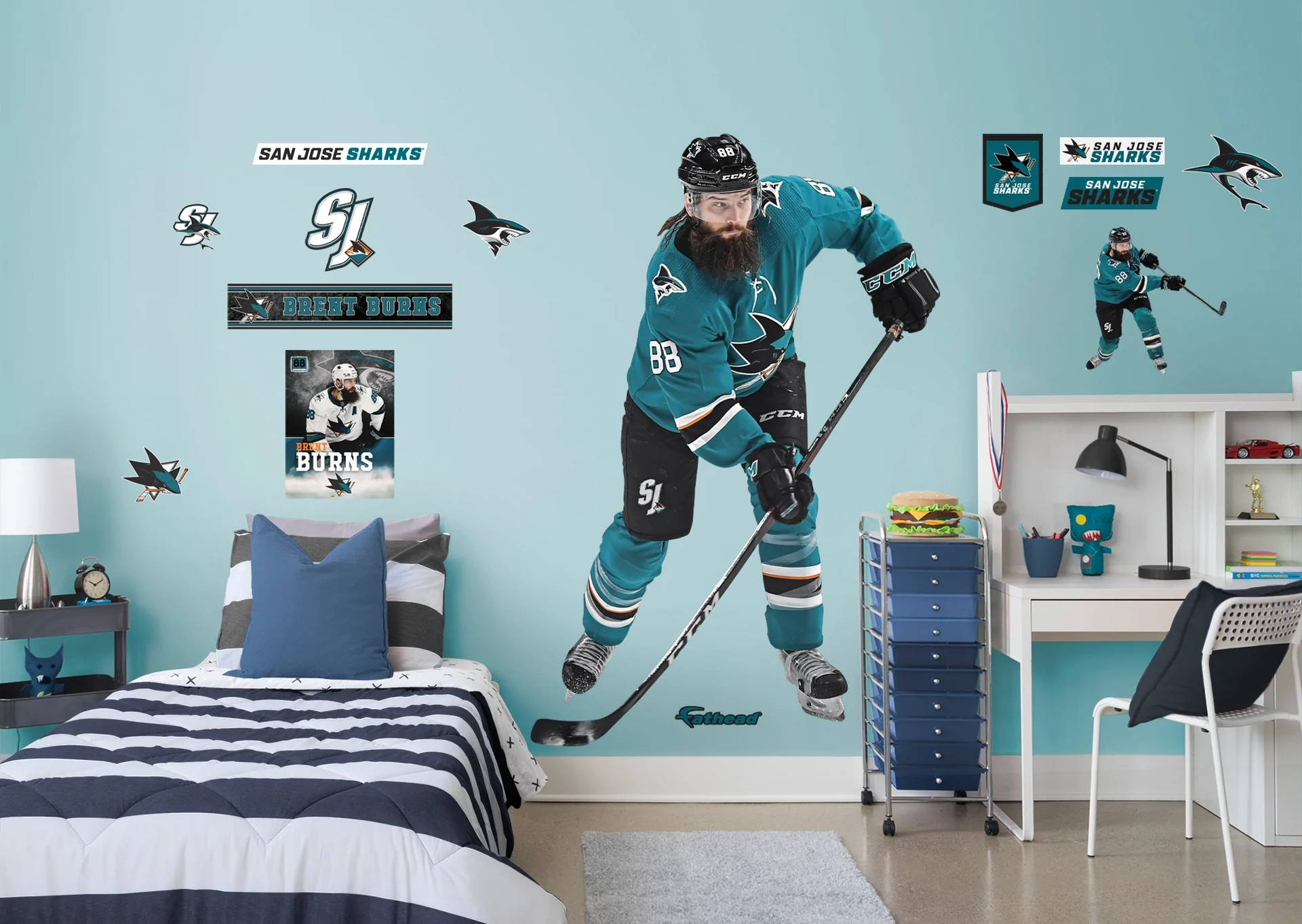 布倫特·伯恩斯 NHL 可移除牆貼壁紙 壁紙 — 聖荷西鯊魚隊冰球球員牆貼主導了兒童臥室，牆壁為青綠色，床品為條紋。