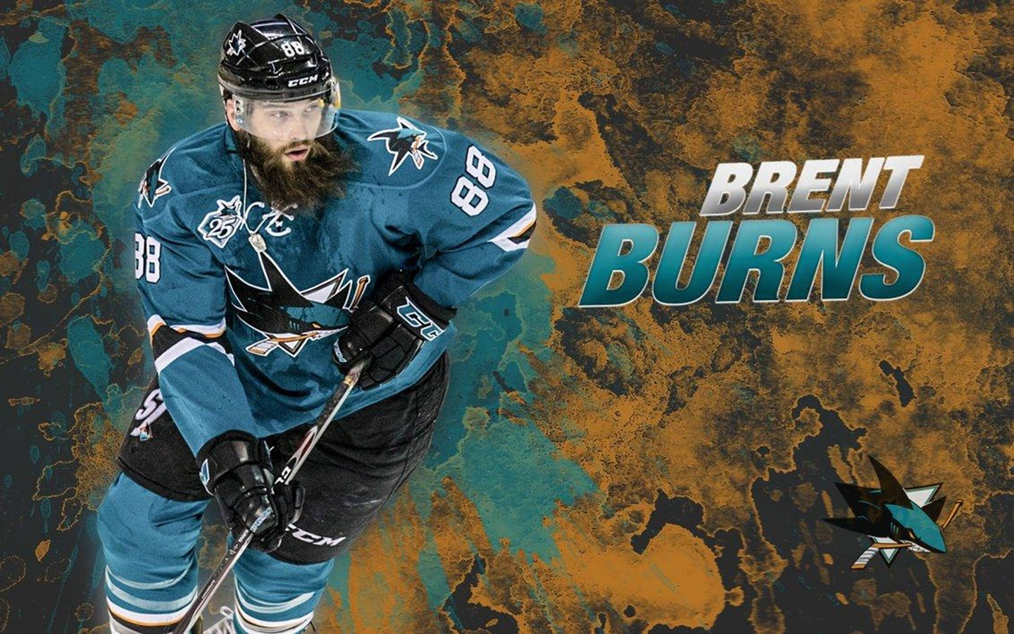布倫特·伯恩斯 動態防守員形象 壁紙 — 冰球運動員 Brent Burns 身穿青色鯊魚隊球衣，手持球桿，站在帶有紋理的青色和橙色背景前。