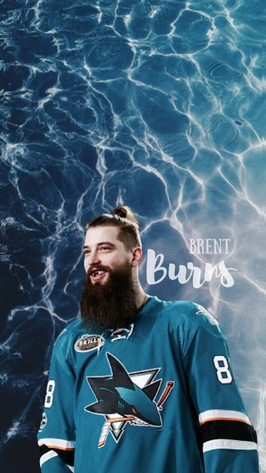 布倫特·伯恩斯海洋波浪背景鯊魚隊 壁紙 — Brent Burns 身穿青綠色聖荷西鯊魚隊球衣，在漣漪的藍色水背景前微笑，他的名字寫在旁邊。