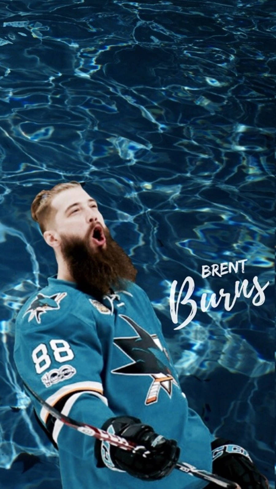 布倫特·伯恩斯狂歡慶祝 壁紙 — 冰球運動員 Brent Burns 身穿藍綠色 Sharks 球衣，從波光粼粼的藍色水中浮出，張開嘴拿著球棍。