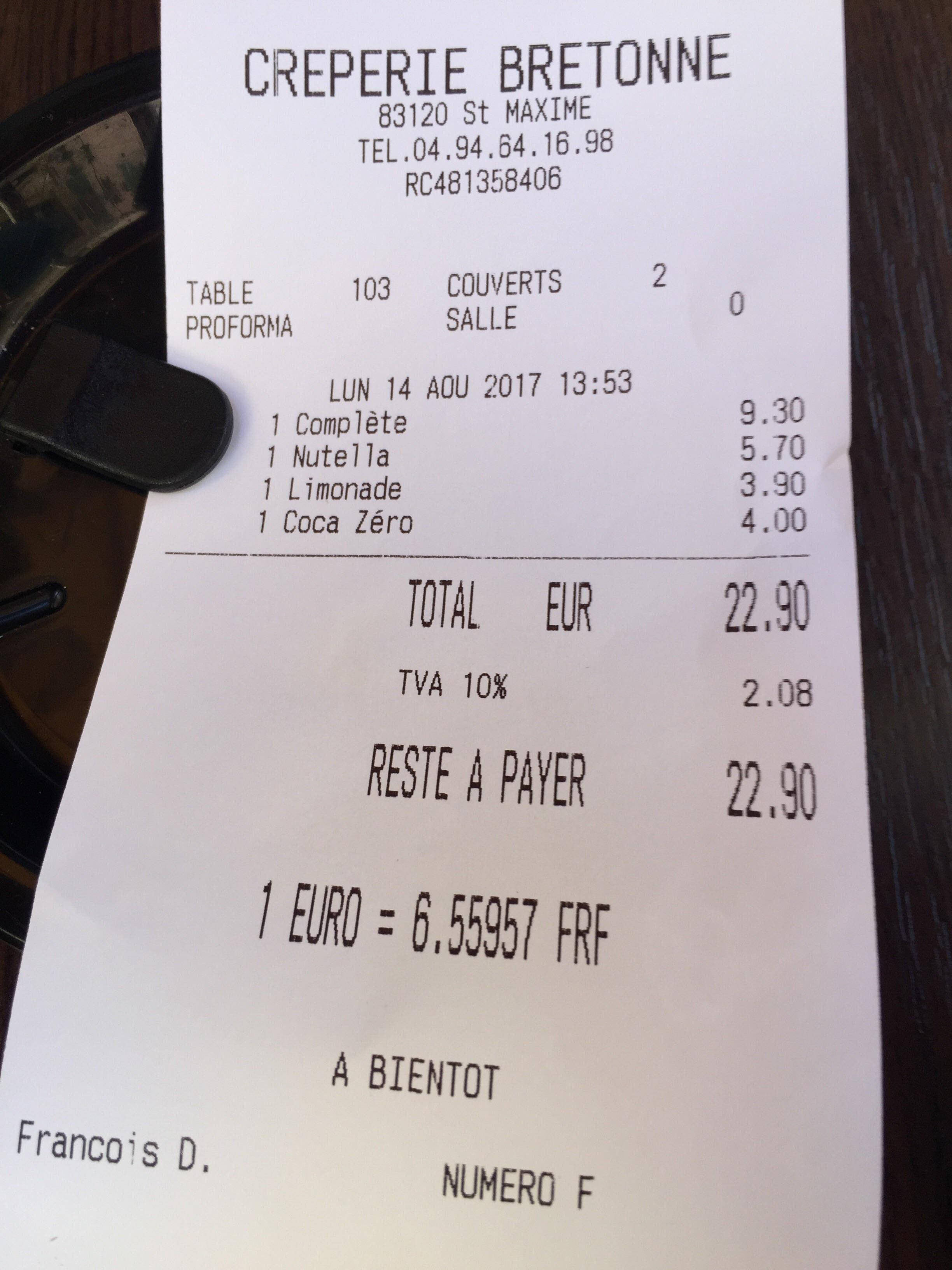 布列塔尼可麗餅店收據特寫 壁紙 — 法國可麗餅店收據特寫，列出可麗餅Nutella飲品及總費用，置於木桌上。