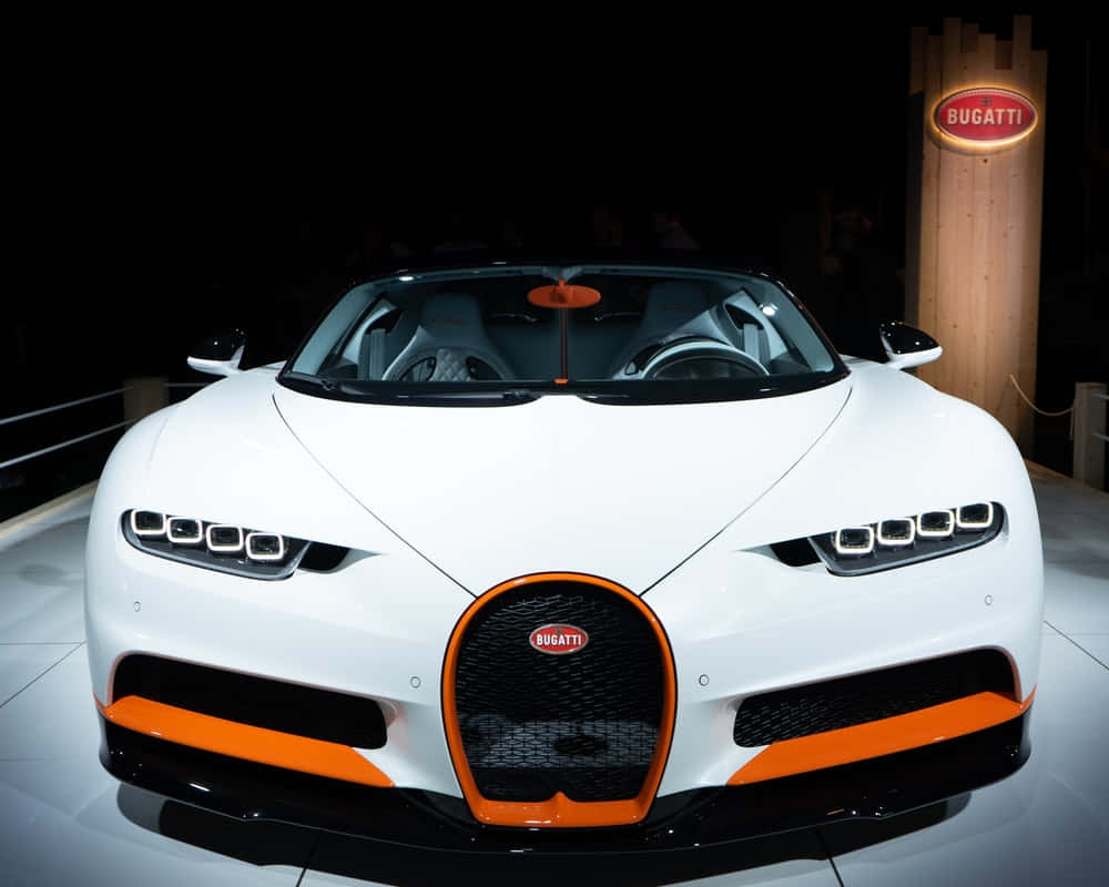 白色Bugatti跑車，帶橙色飾邊，在車展上展出。