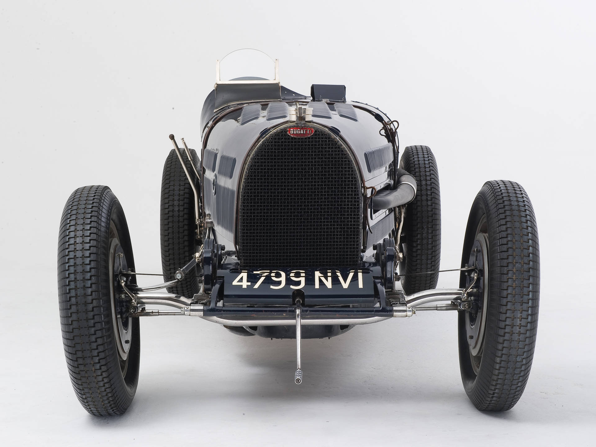 復古Bugatti賽車，車牌4799 NVI，在攝影棚環境中