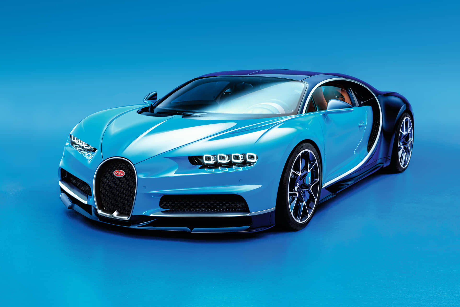 一輛藍色Bugatti Chiron跑車在攝影棚燈光下。