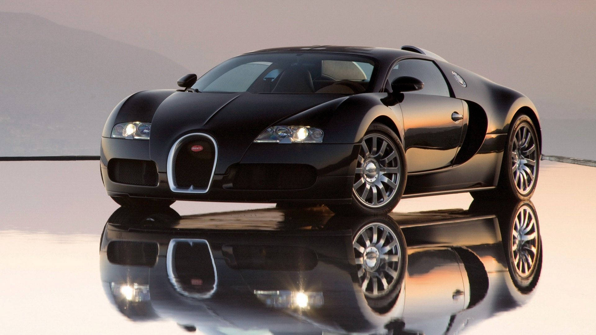 黑色Bugatti跑車在光亮的白色表面上完美倒影。