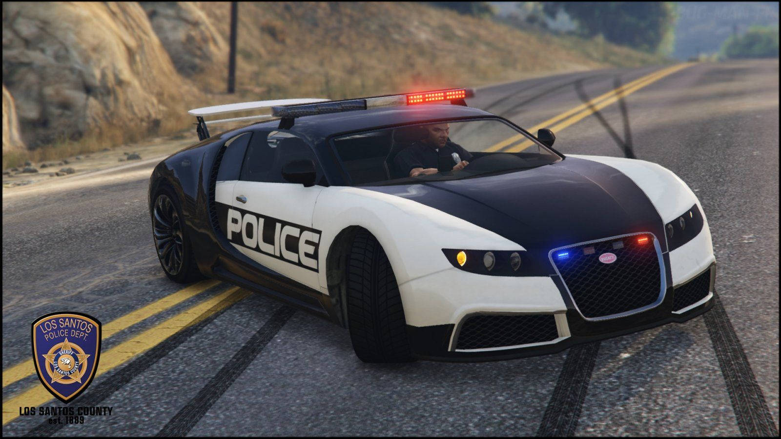 警用跑車閃著警燈在山路上疾馳。