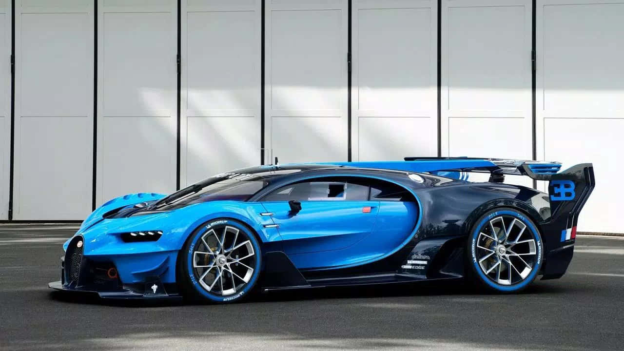 一架藍黑色Bugatti超跑停在白色車庫門前。