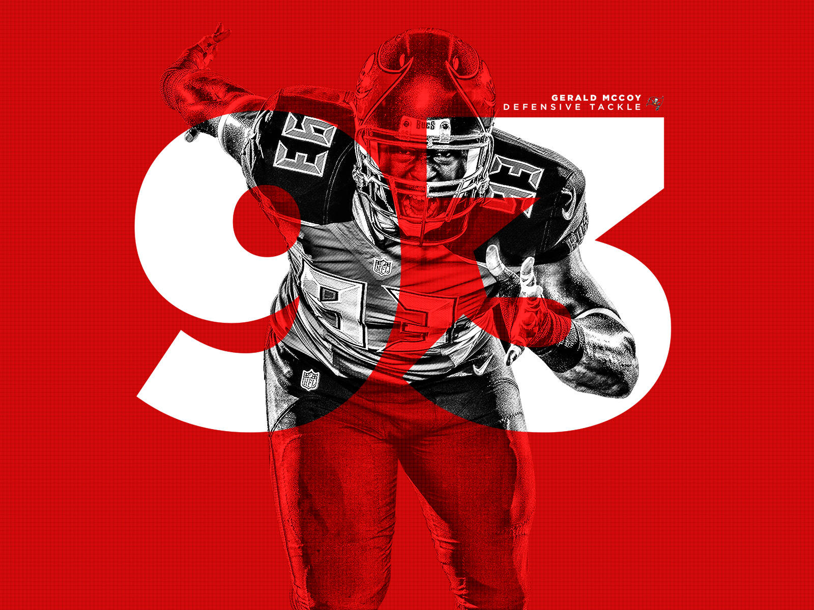 美式足球員 Gerald McCoy 身穿93號制服，背景為紅色。