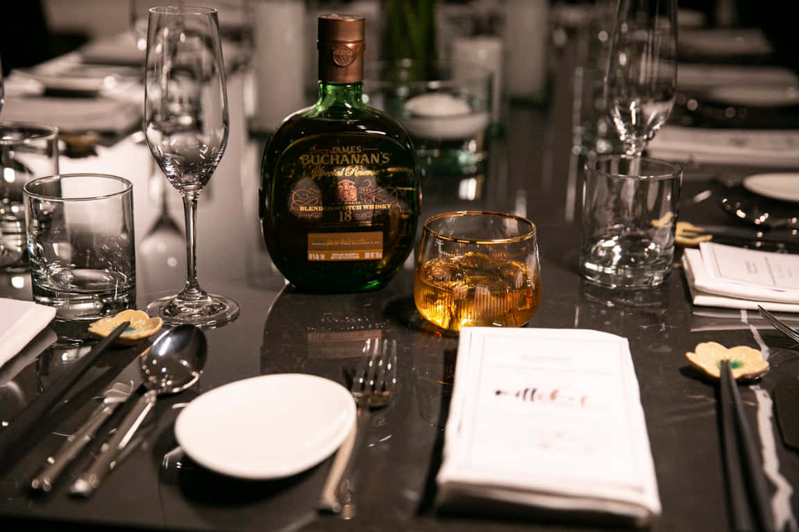 豪華餐桌擺放著威士忌酒瓶和酒杯。