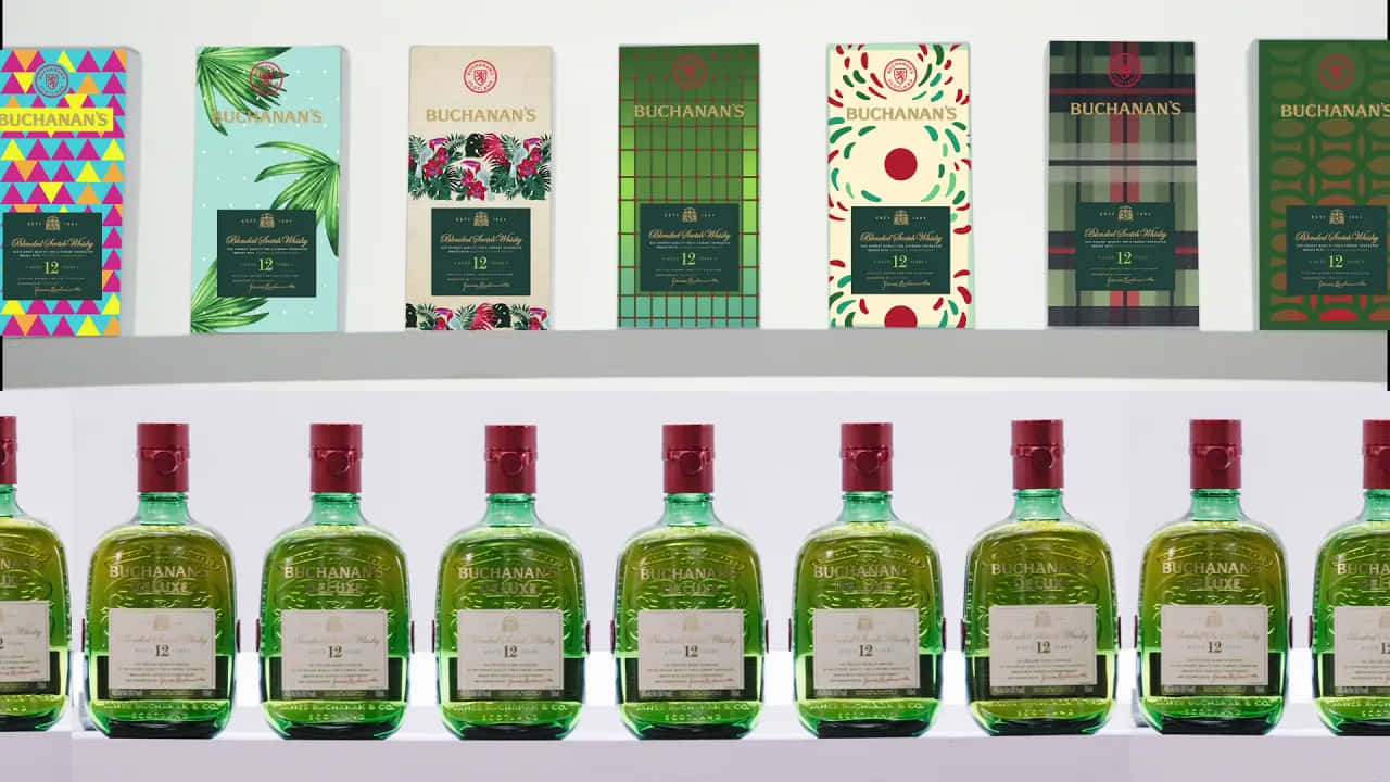 架上展示的Buchanan's威士忌酒瓶和節日禮物盒。
