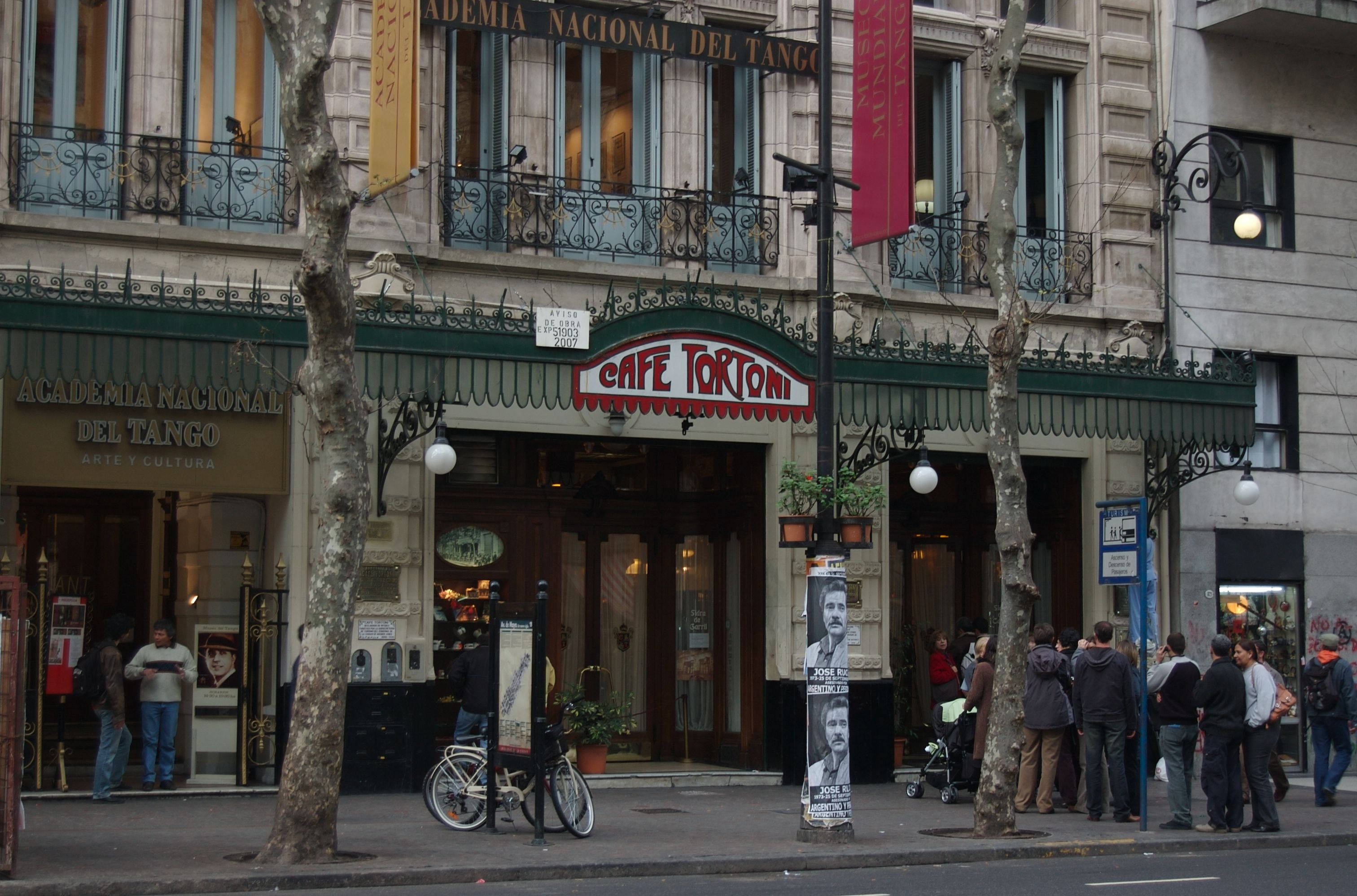 布宜諾斯艾利斯托爾托尼咖啡館外觀 壁紙 — 布宜諾斯艾利斯 Cafe Tortoni 外繁忙的街景，人們聚集在歷史悠久的探戈學院建築附近。
