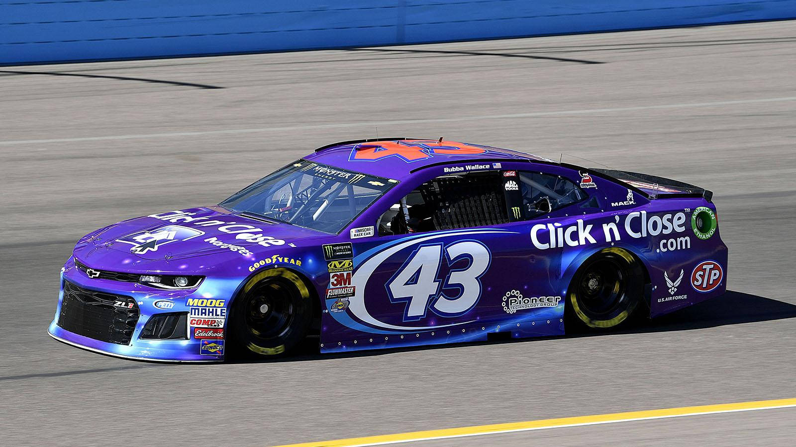 紫色和藍色NASCAR賽車號碼43在賽道上疾馳。