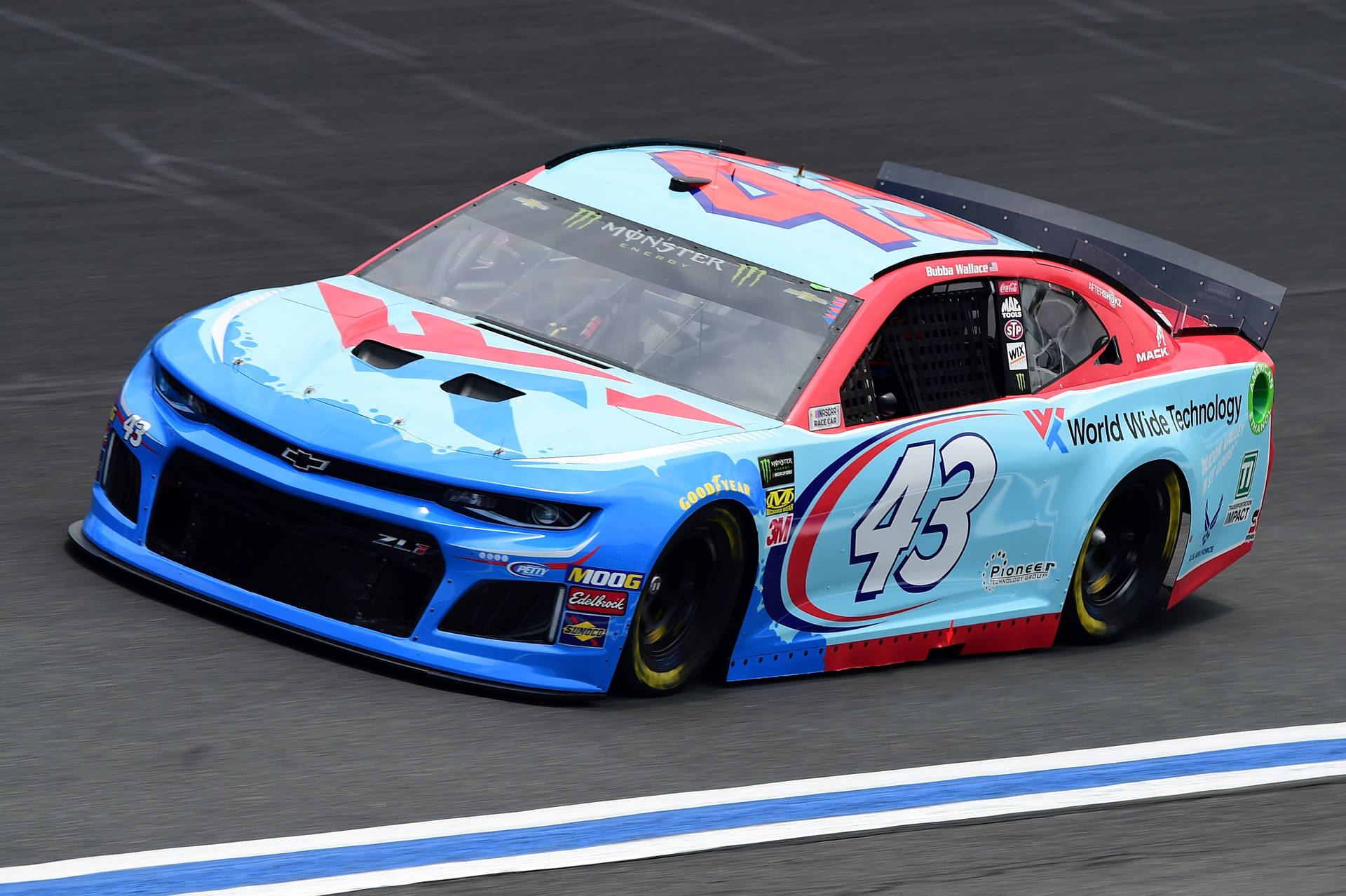 藍色和紅色的NASCAR賽車編號43在賽道上飛馳。