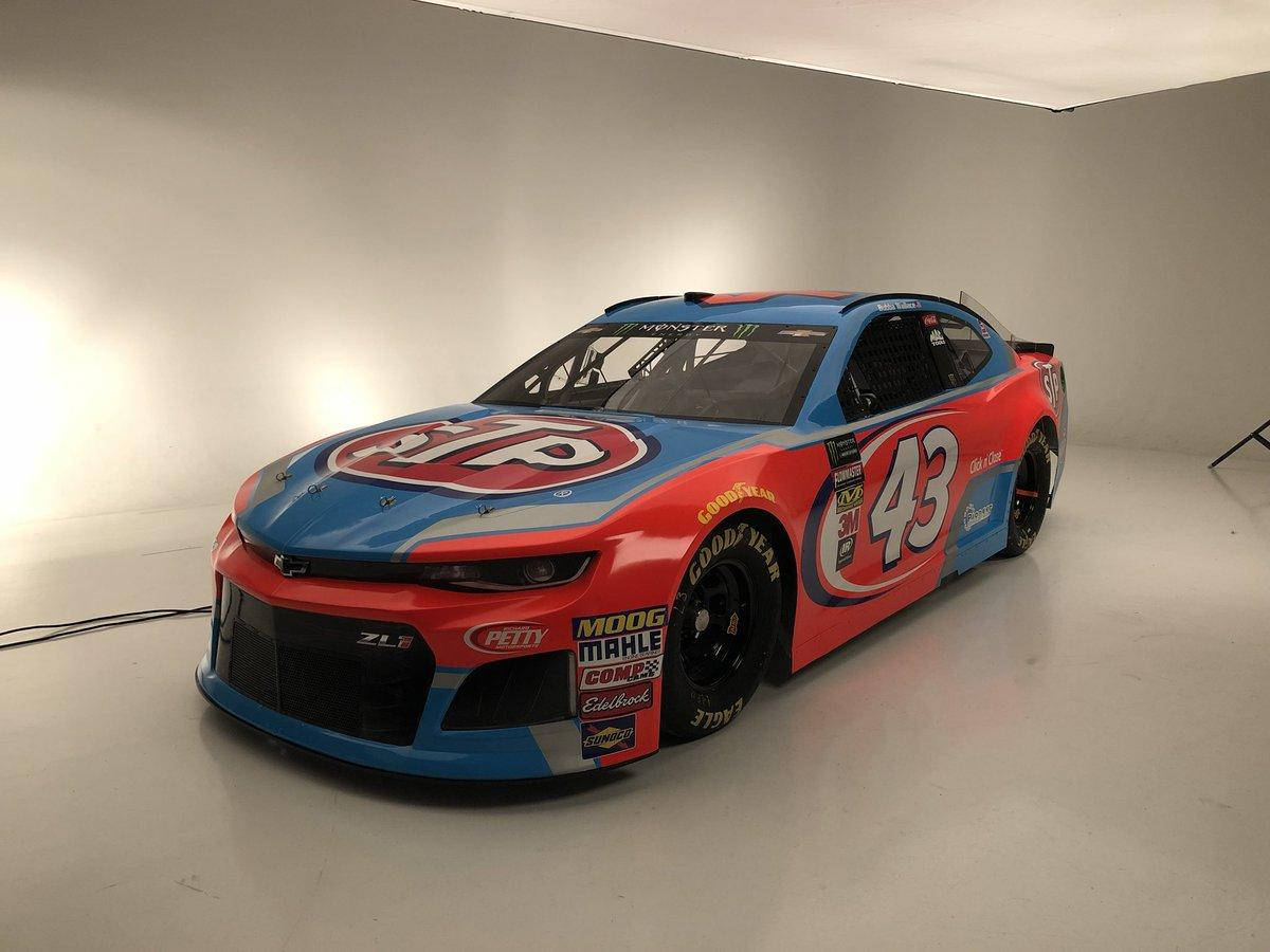 一輛紅藍色NASCAR賽車，編號43，在攝影棚中。
