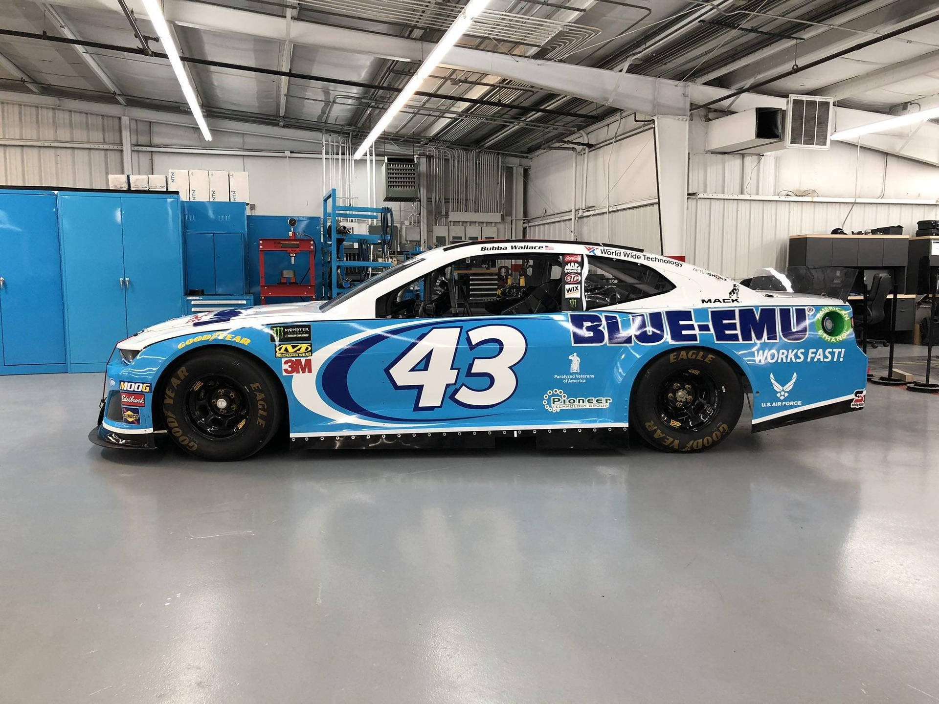 藍白NASCAR賽車43號停放在車庫中。