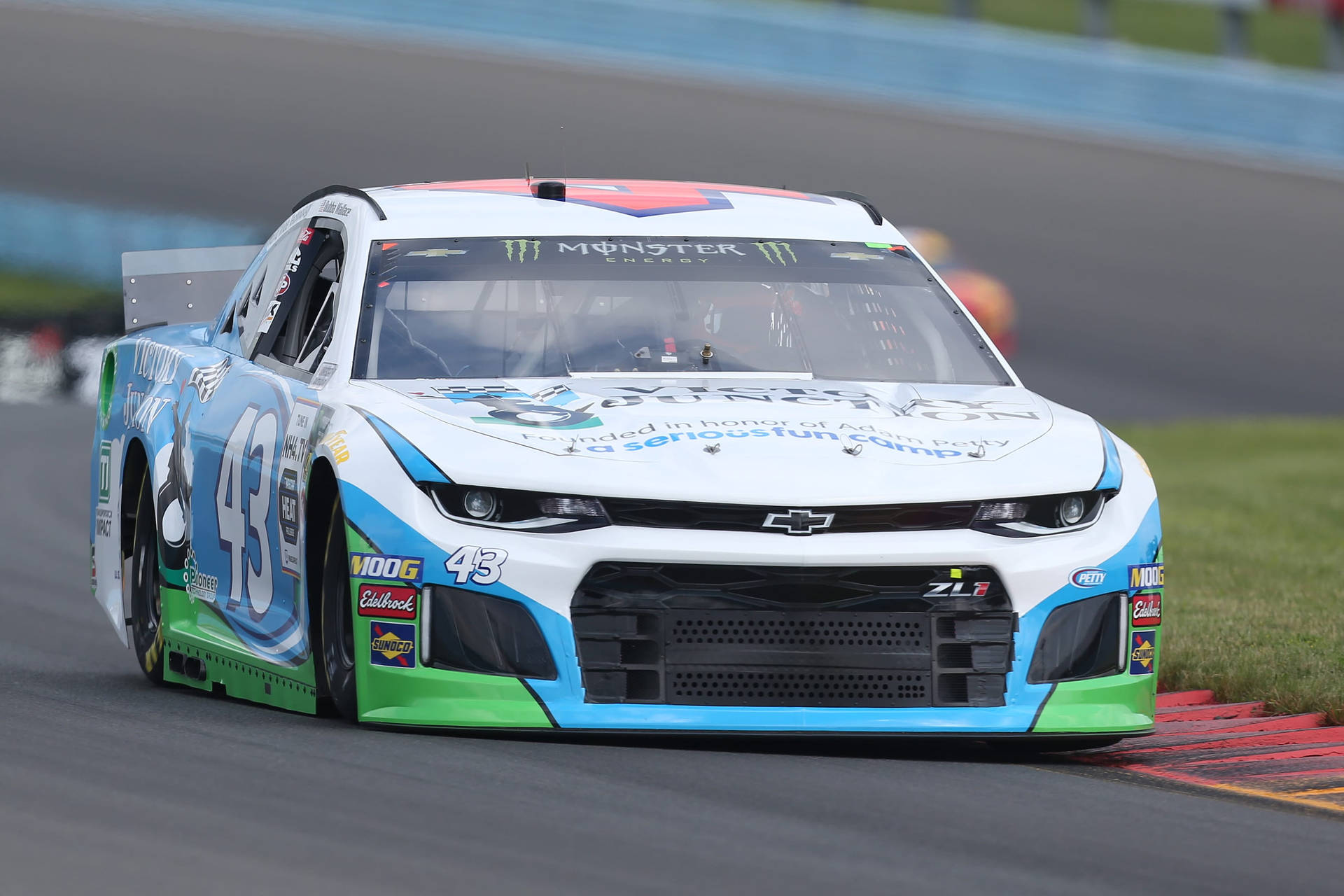 NASCAR賽車編號43在賽道上疾馳。