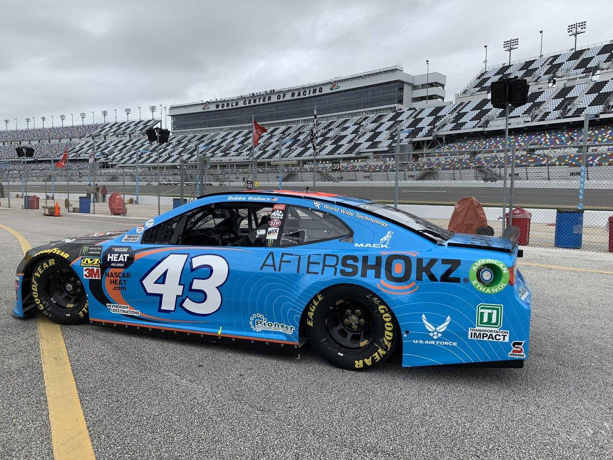 藍色NASCAR賽車43號停泊在World Center of Racing的賽道上。
