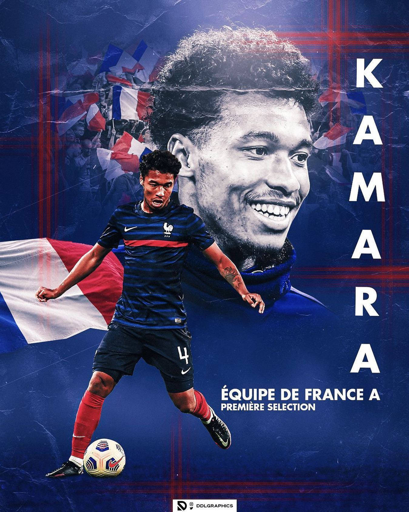 法國足球員 KAMARA 與國旗和微笑肖像一同行動。