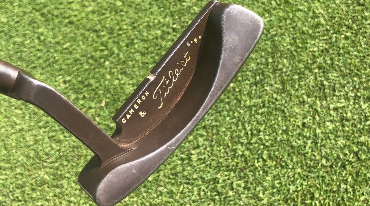 布拉德·法克森在高爾夫比賽中專注揮杆 壁紙 — Titleist Cameron 推桿特寫，置於鮮綠色人造草皮上，在明亮日光下。