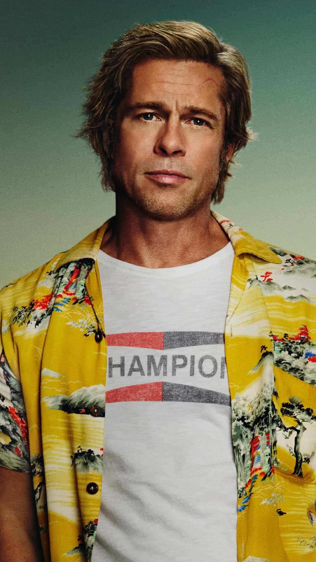 畢彼特身穿黃色圖案襯衫和白色Champion T恤。