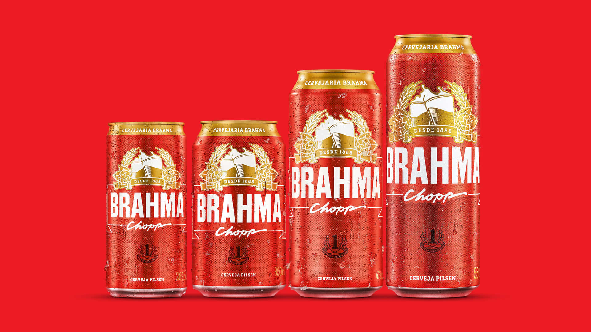 紅色背景上四個帶有水珠的紅色Brahma啤酒罐。