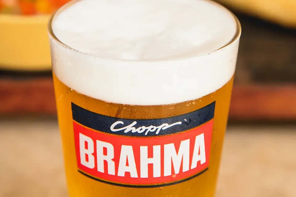 一杯 Brahma 啤酒，帶有濃厚白色泡沫和醒目的紅色標籤。