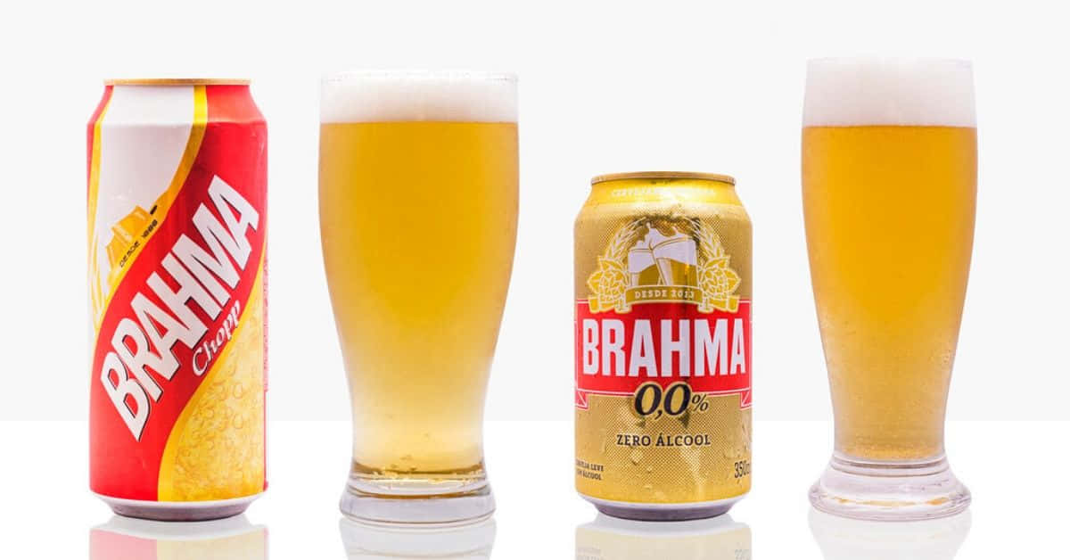 兩個 Brahma 啤酒罐和裝有金黃色啤酒和白色泡沫的玻璃杯，白色背景。
