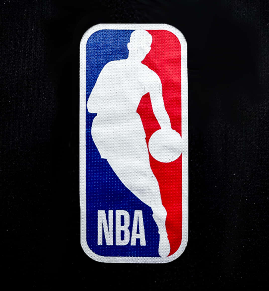 NBA標誌繡在黑色布料上，帶有紅、藍、白色。