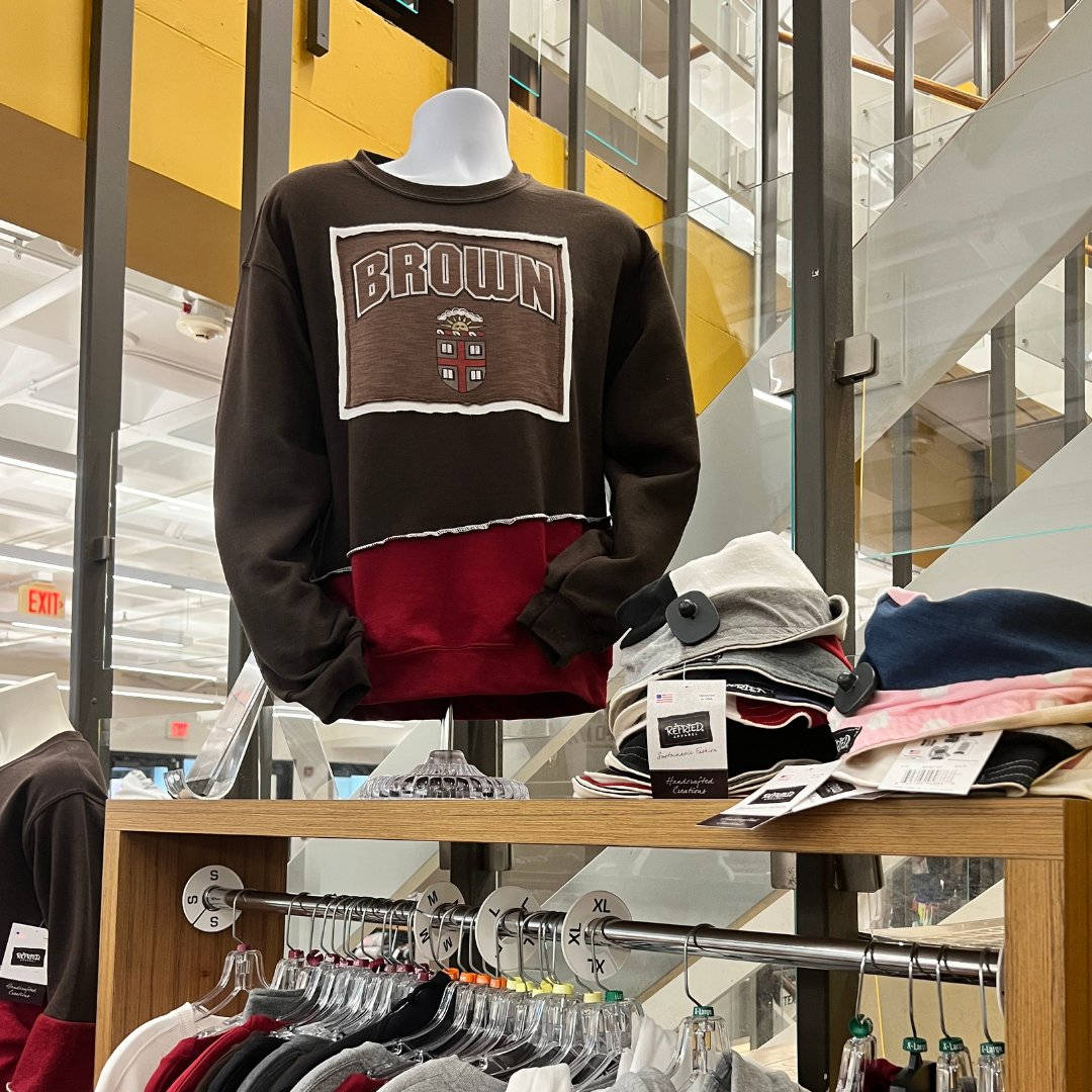 服裝店展示中的人體模型上的棕色和紅色短版衛衣。