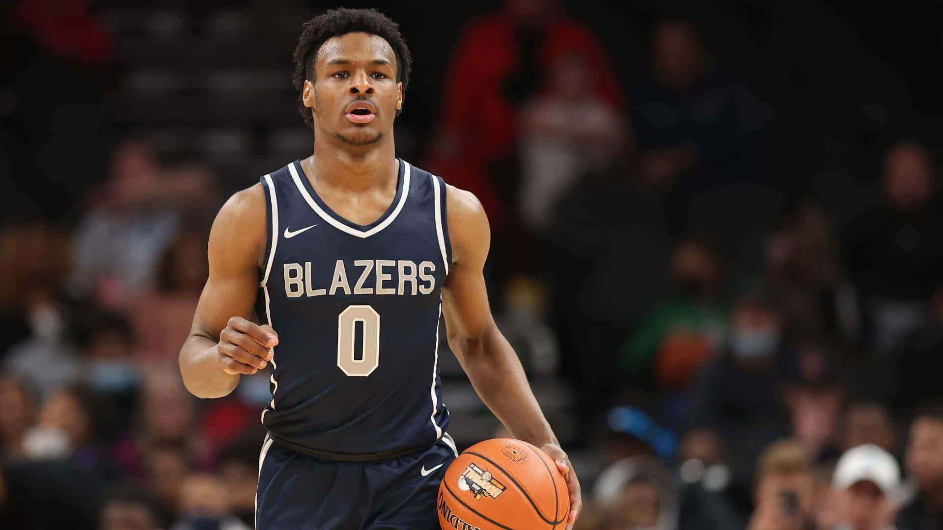 籃球運動員穿著 Blazers 球衣在比賽中運球。