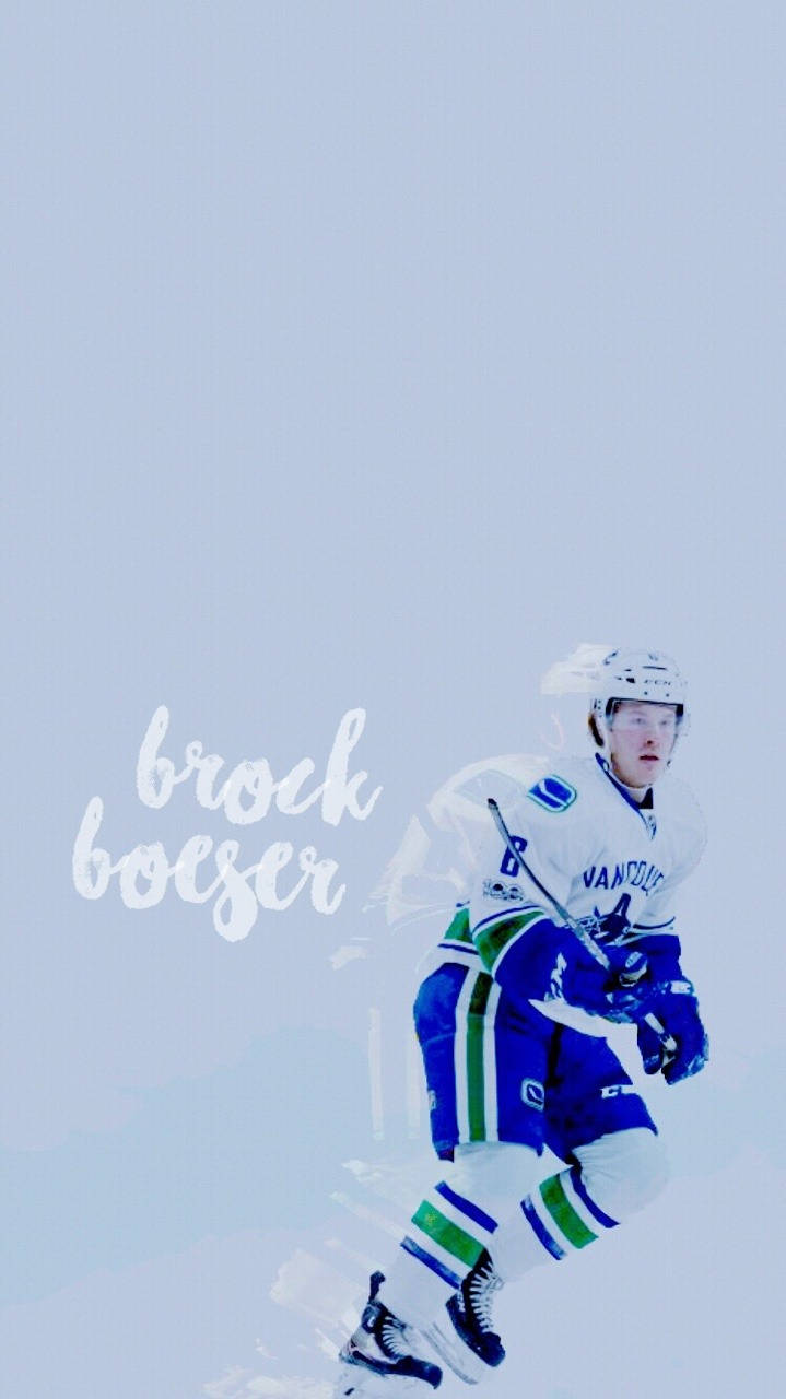 布羅克·布瑟書法藝術風情 壁紙 — 冰球運動員 Brock Boeser 身穿溫哥華加人隊裝備，在柔和的藍色背景上動態滑行，附近有他的名字字樣。