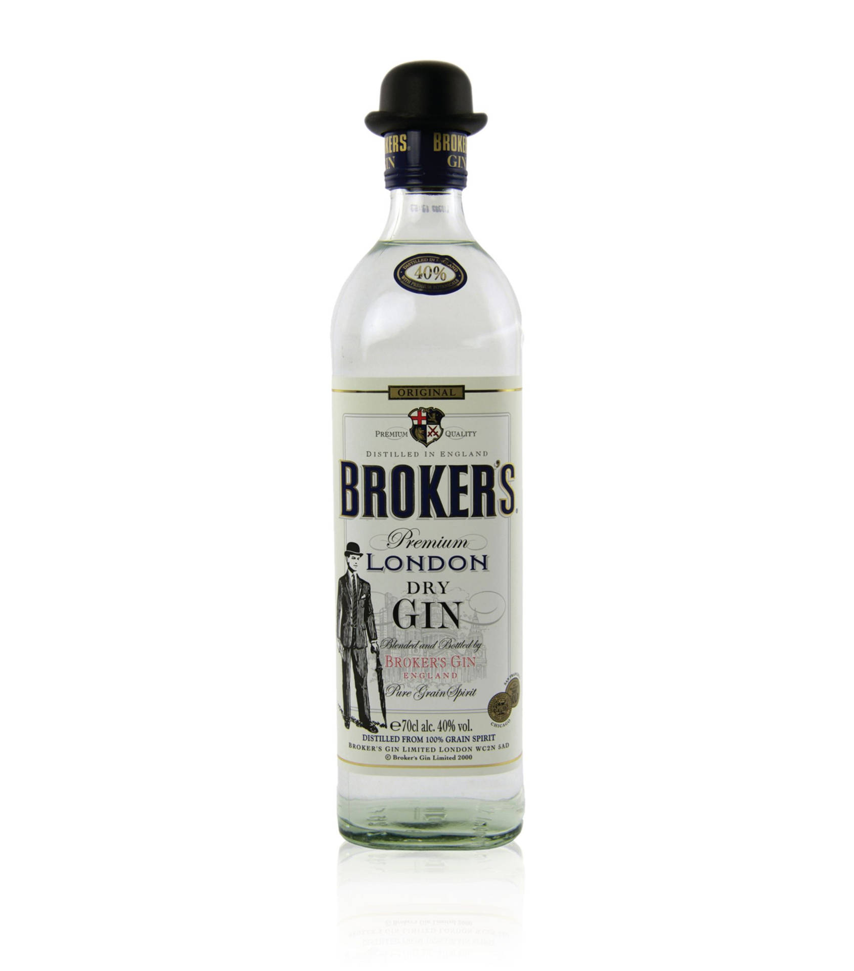 一瓶清澈的玻璃瓶裝 Broker's Premium London Dry Gin，帶有標籤和倒影，背景為白色。