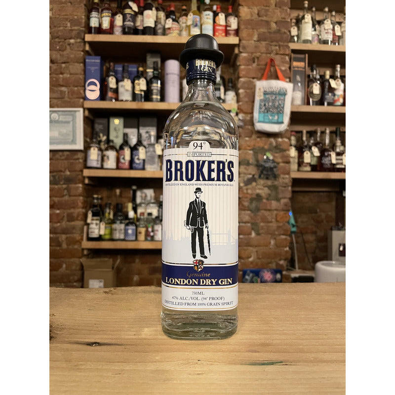 酒類商店的木製吧檯上放著一瓶Brokers London Dry Gin。