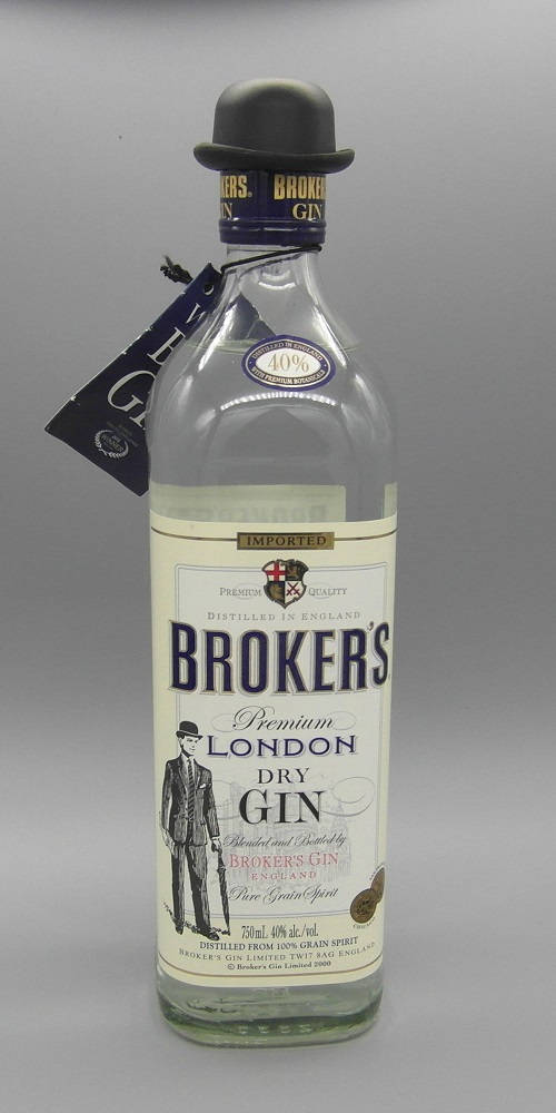 Broker's Premium London Dry Gin 瓶子，帶有圓頂禮帽塞子和復古標籤。