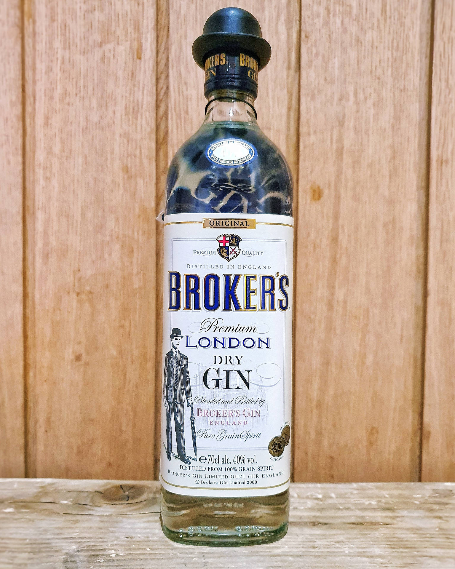 木質表面上的 Broker's Premium London Dry Gin 酒瓶。